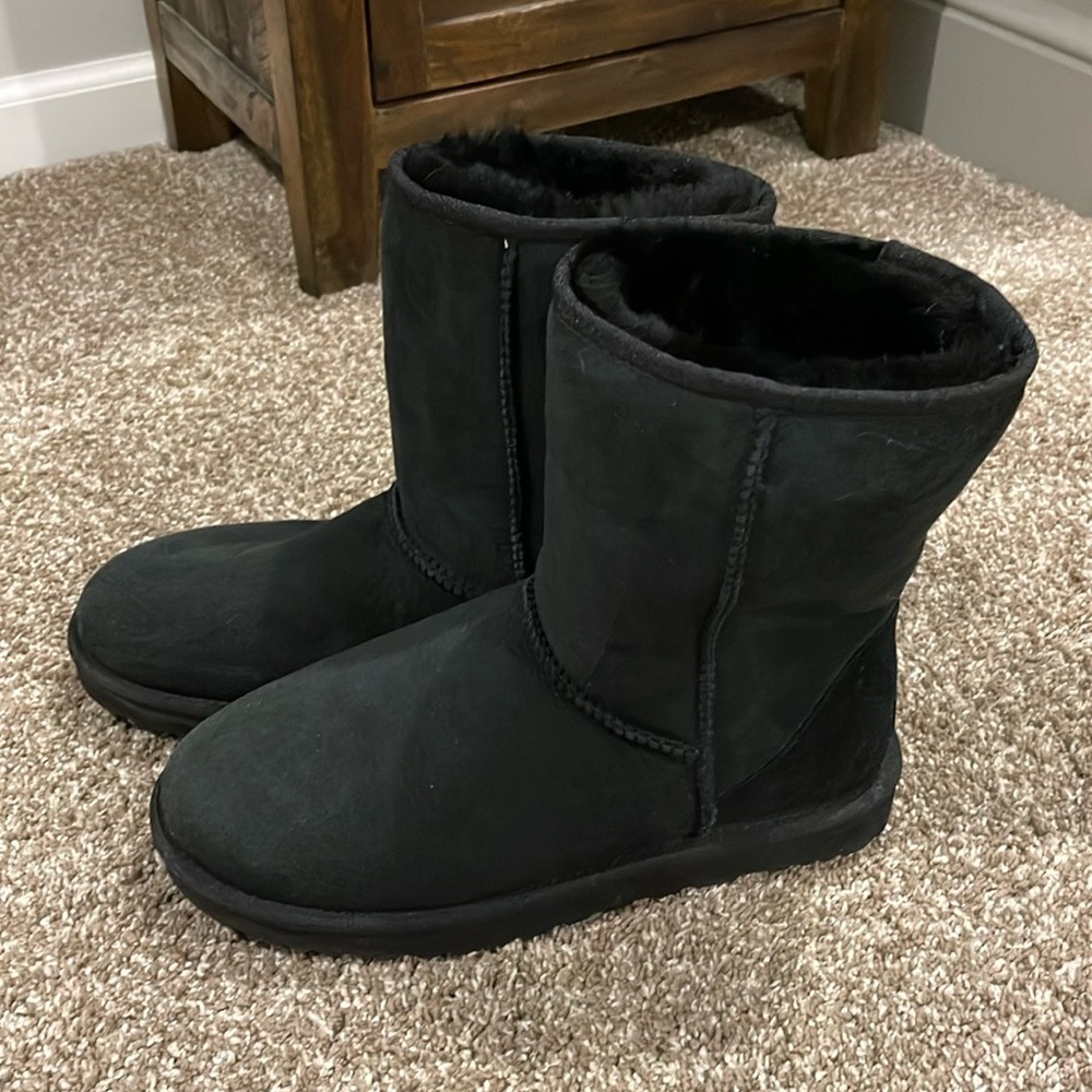 Like new! UGG Classic Short II